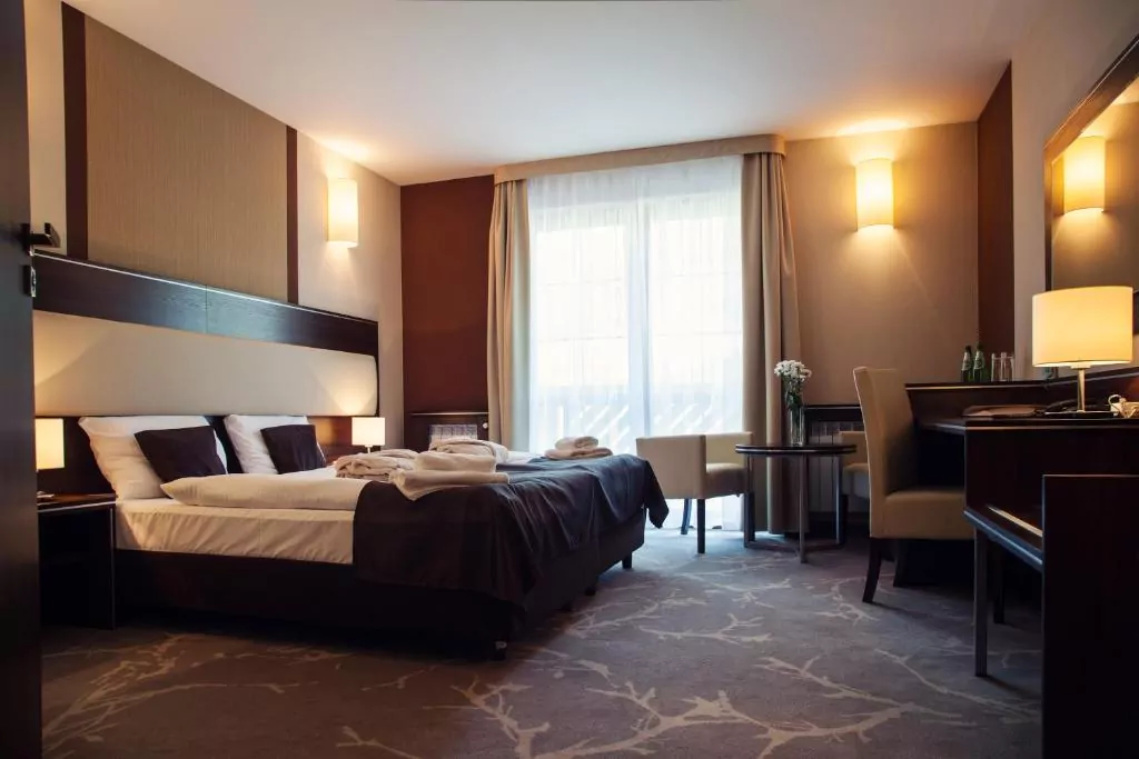 swieradow-zdroj-hotele-spa-nocleg-4 Świeradów-Zdrój hotel łóżko pościel stolik krzesło