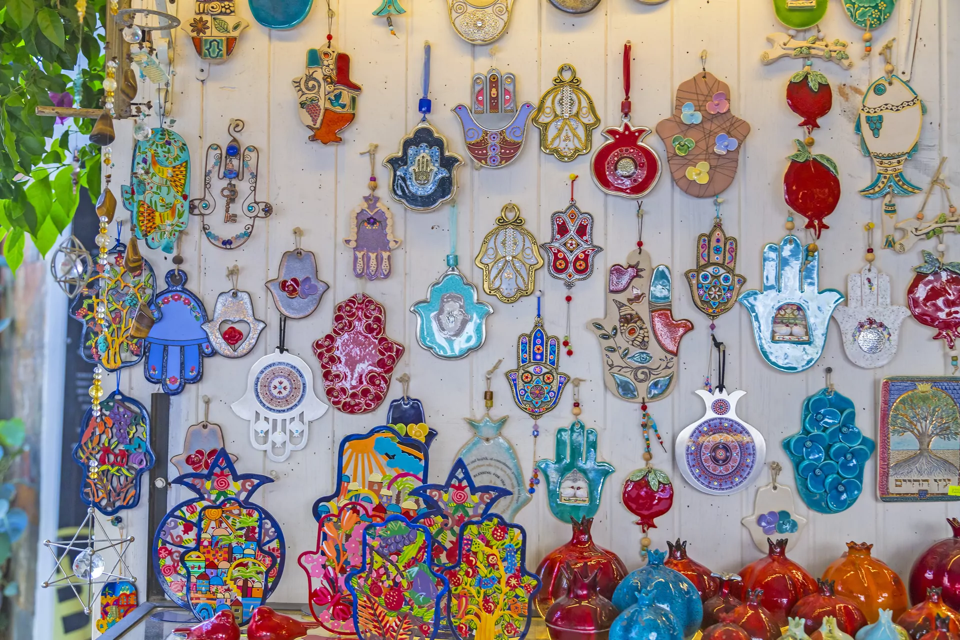 zawieszki hamsa na targu Izrael