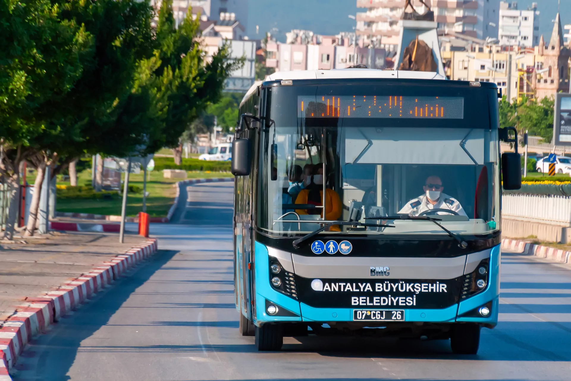 Autobus pasażerski jedzie ulicą
