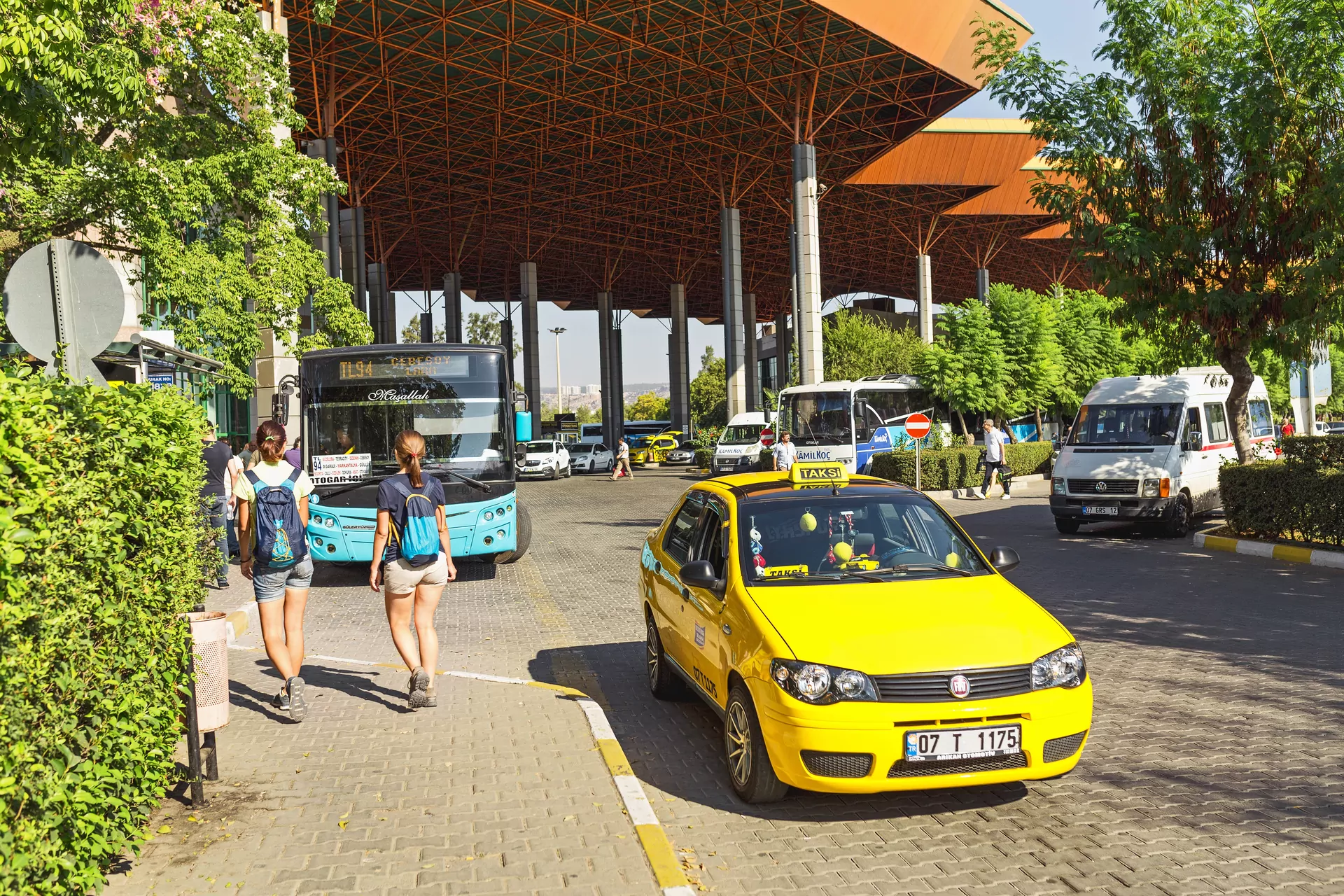 Zajęty PKS w ośrodku miasta Antalya, taksówki, samochody i pasażerów