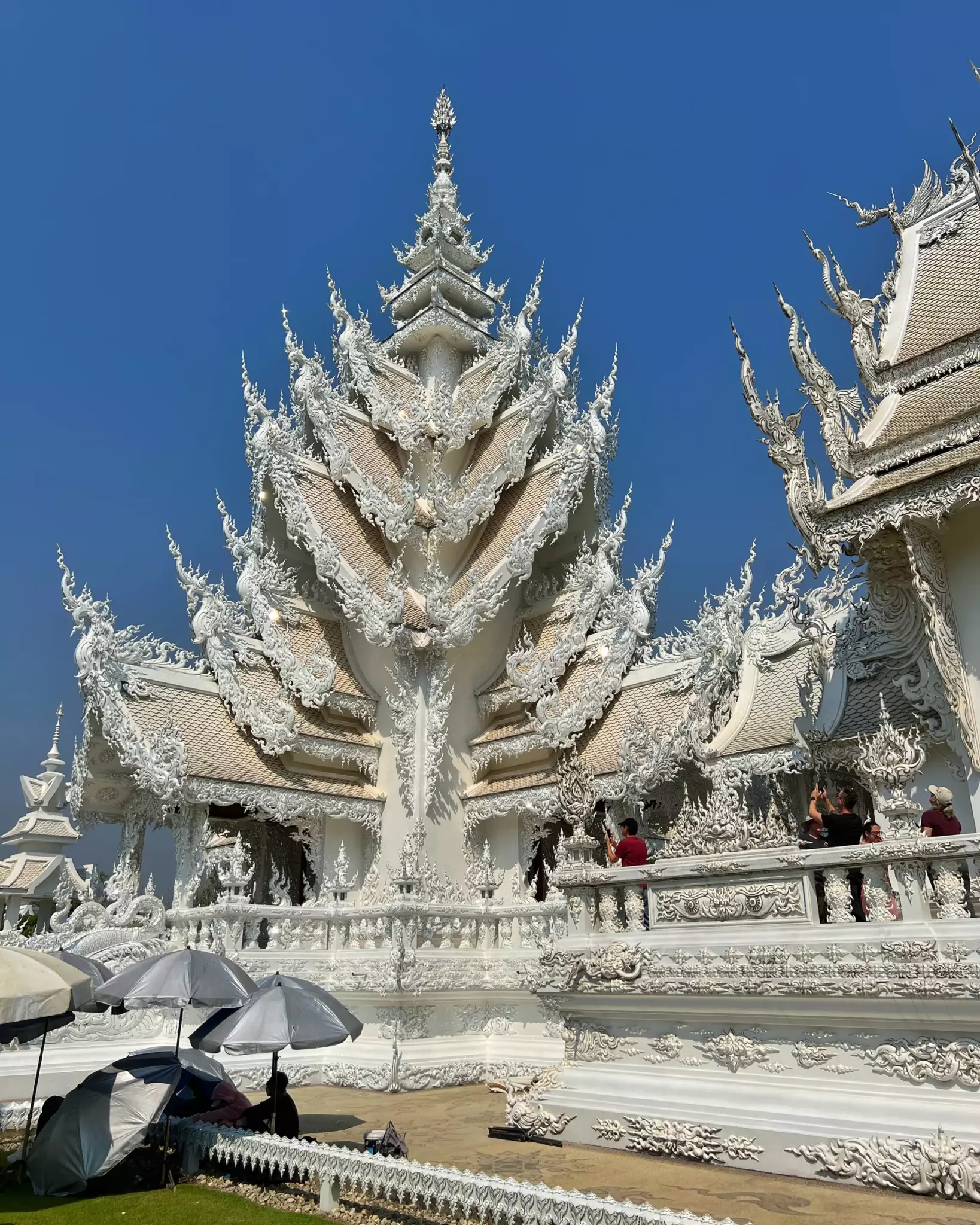 biała świątynia prasole ludzie chiang rai