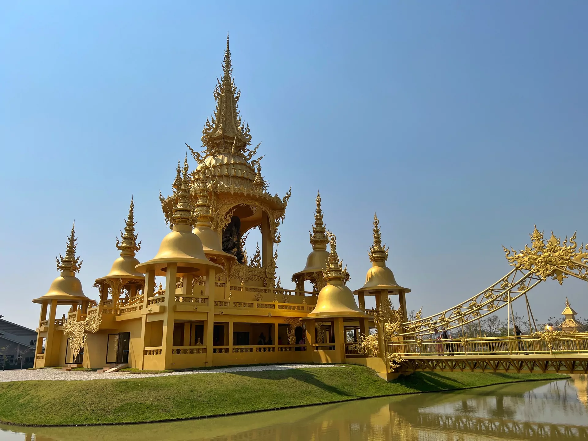 złota świątynia trawa niebo chiang rai