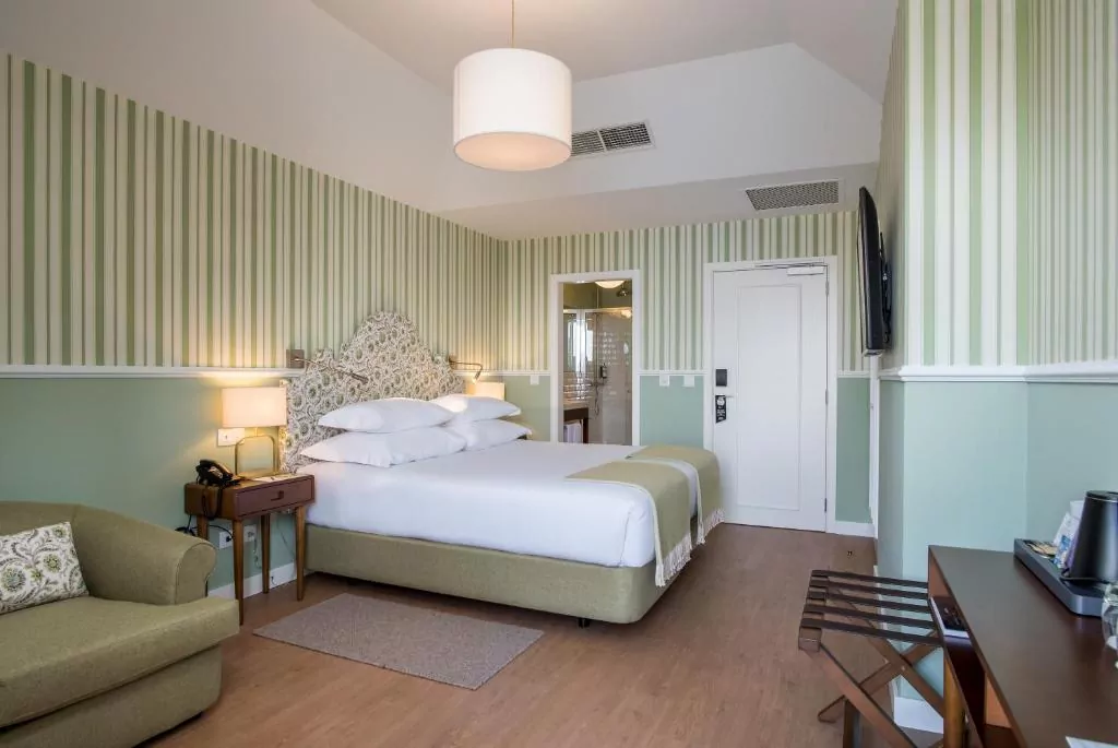 hotel pokój łóżko stół drzwi