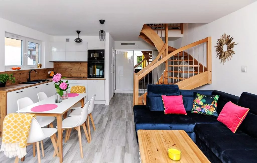 apartament nocleg aneks kuchenny sofa stół krzesła schody