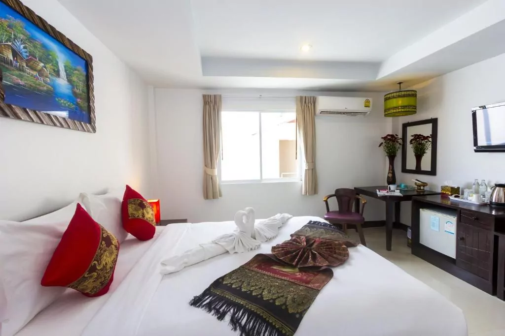 Phuket hotel pokój łóżko pościel telewizor