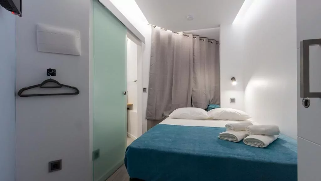 apartament pokój łóżko szafa zasłony