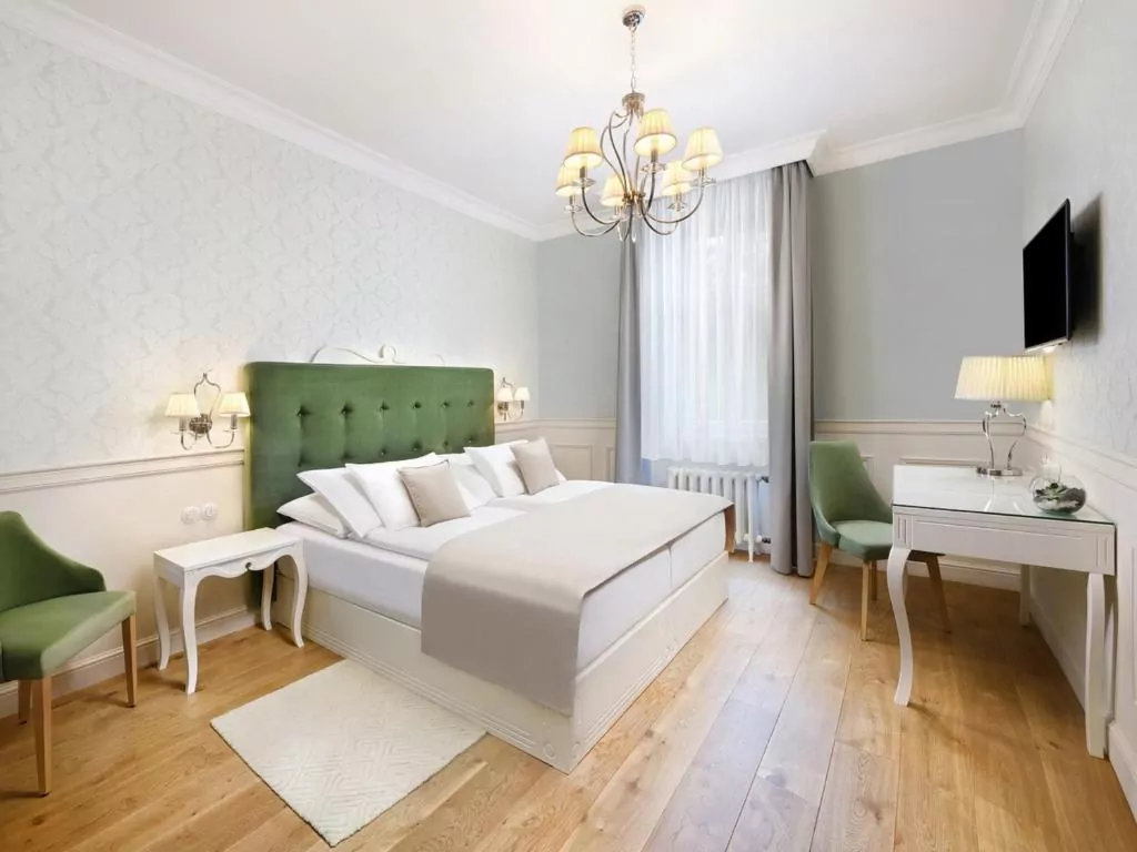 Słowacja hotel pokój łóżko telewizor stolik dywan 