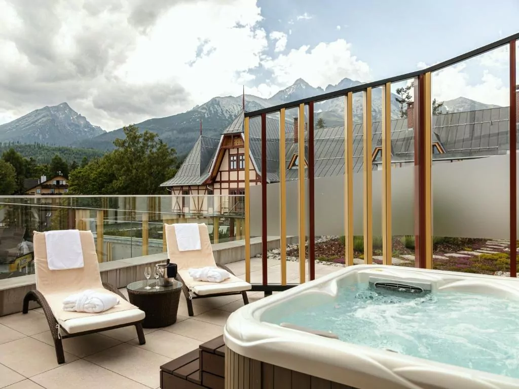 Słowacja hotel jacuzzi taras góry leżaki 