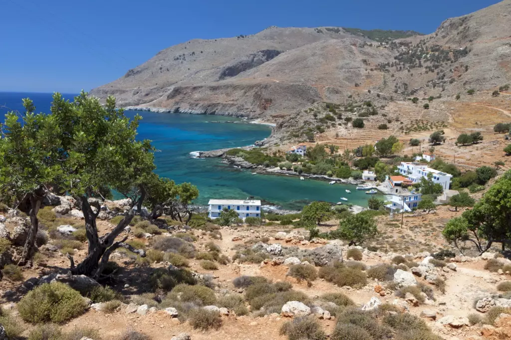 Kreta wzgórza domy trawa kamienie morze wybrzeze