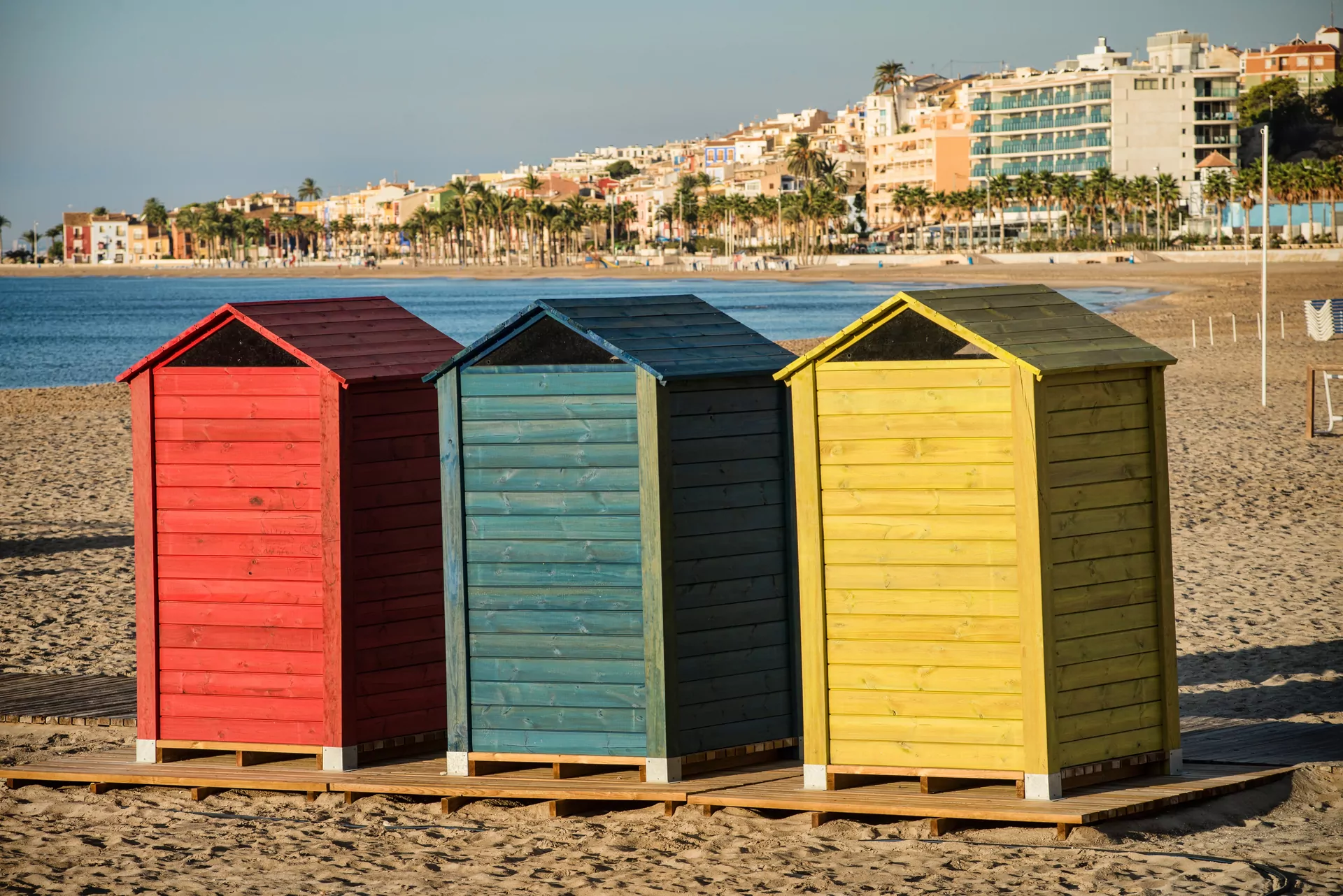 kolorowe budki plażowe