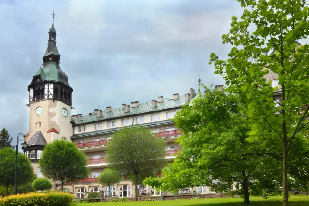 Świeradów-Zdrój uzdrowisko Dom Zdrojowy wieża drzewa