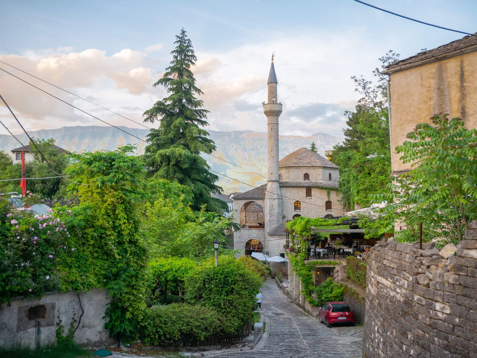Gjirokastra ulica, wzgórze, świątynia