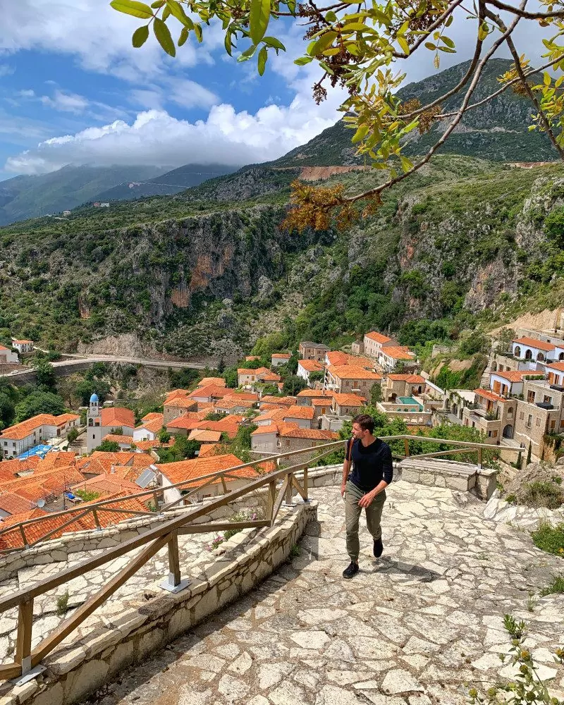 Albania Bartek na brukowanej ścieżce 