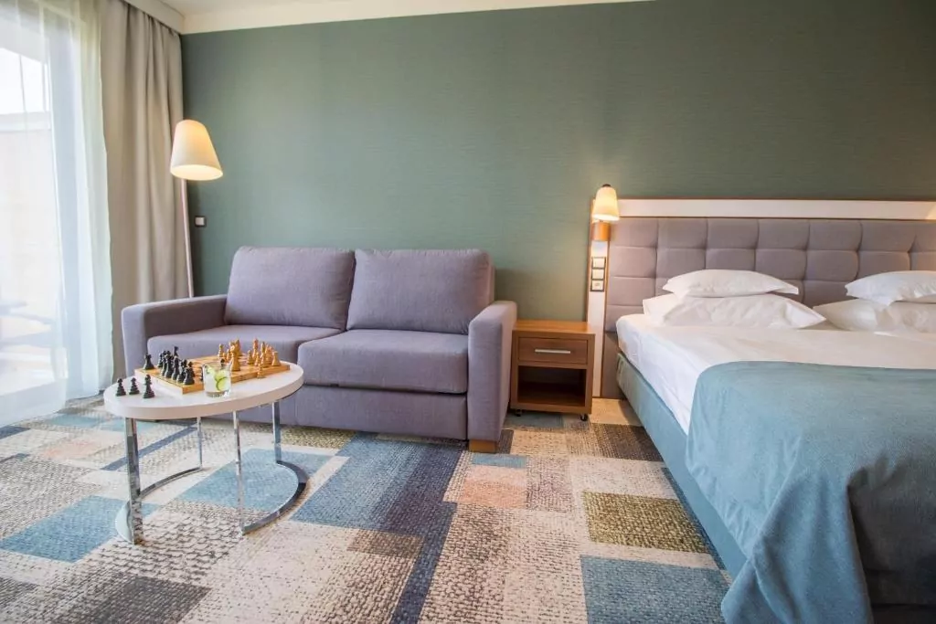 pokój hotelowy łóżko hotel spa w kołobrzegu