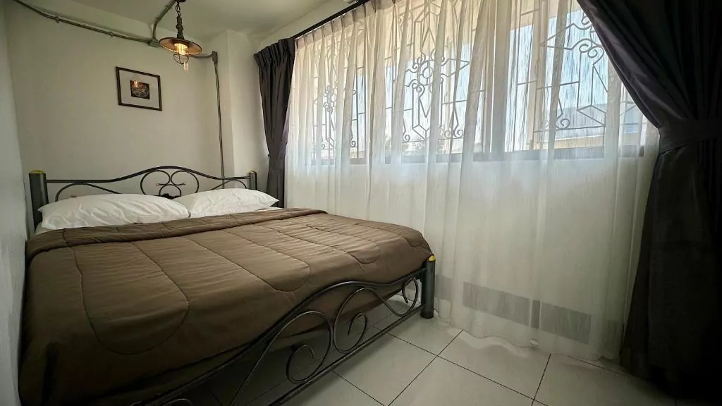 Chiang Rai hostel pokój łóżko okno 