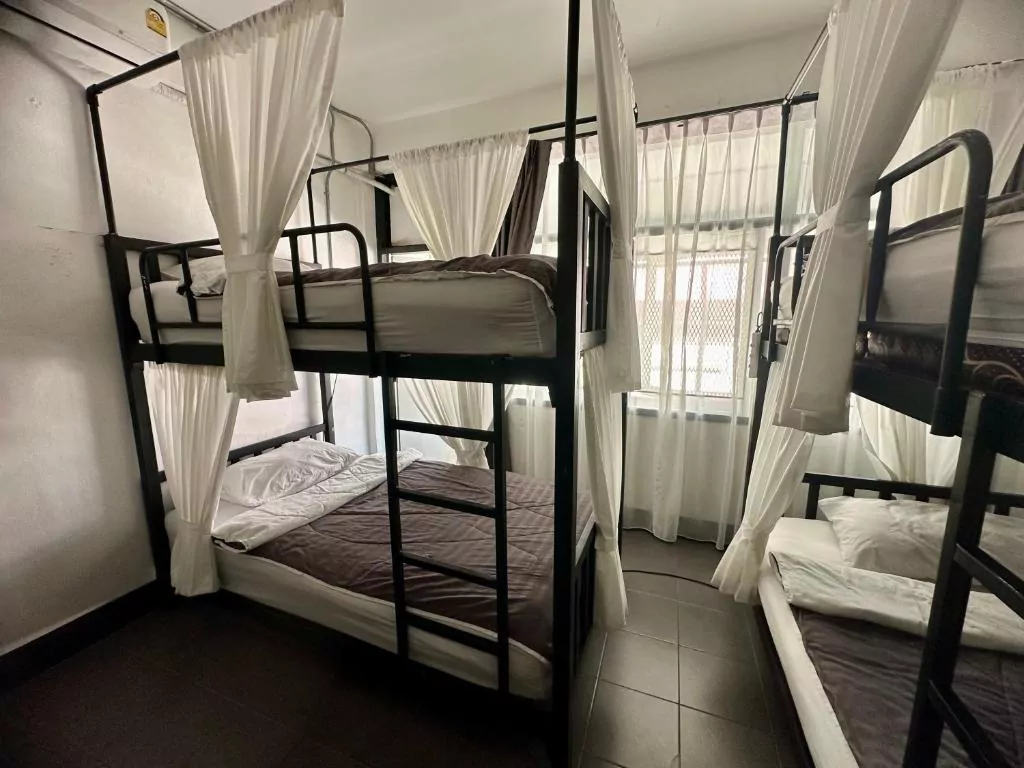Chiang Rai hostel pokój łóżka piętrowe okno