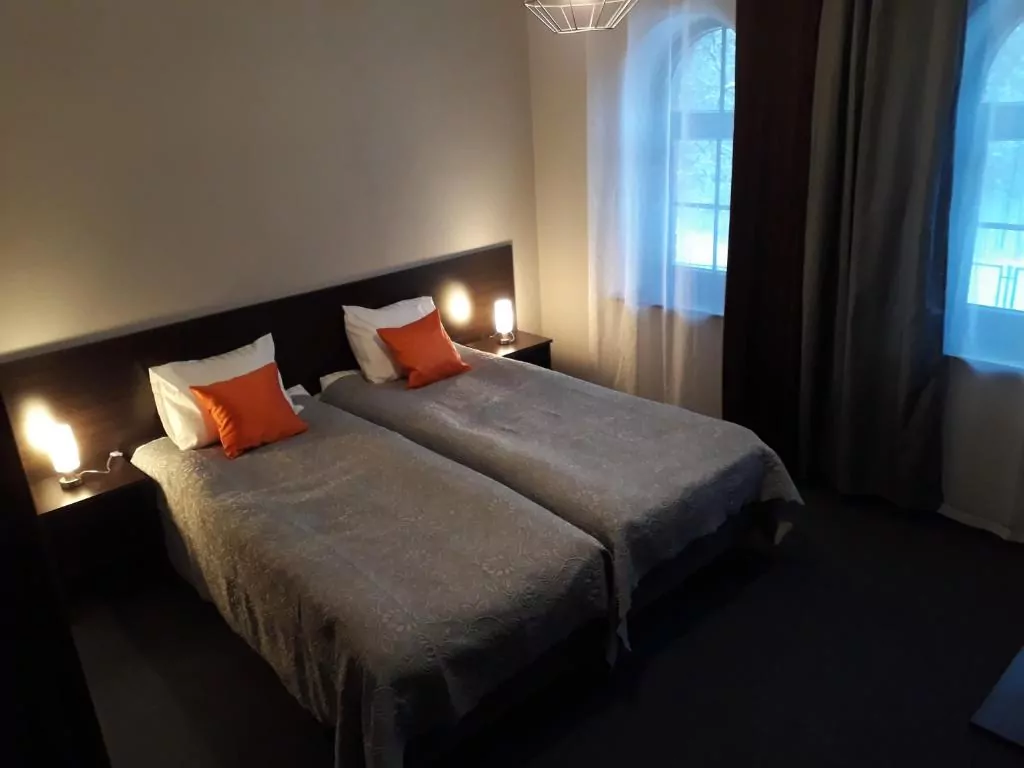 pokój hotelowy dwa łóżka okno zasłona nocleg nad jeziorem blisko wrocławia