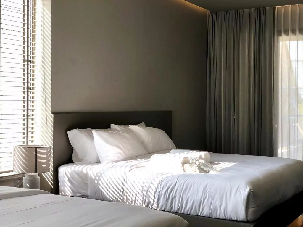 Chiang Rai hotel pokój łóżko okna pościel lampka