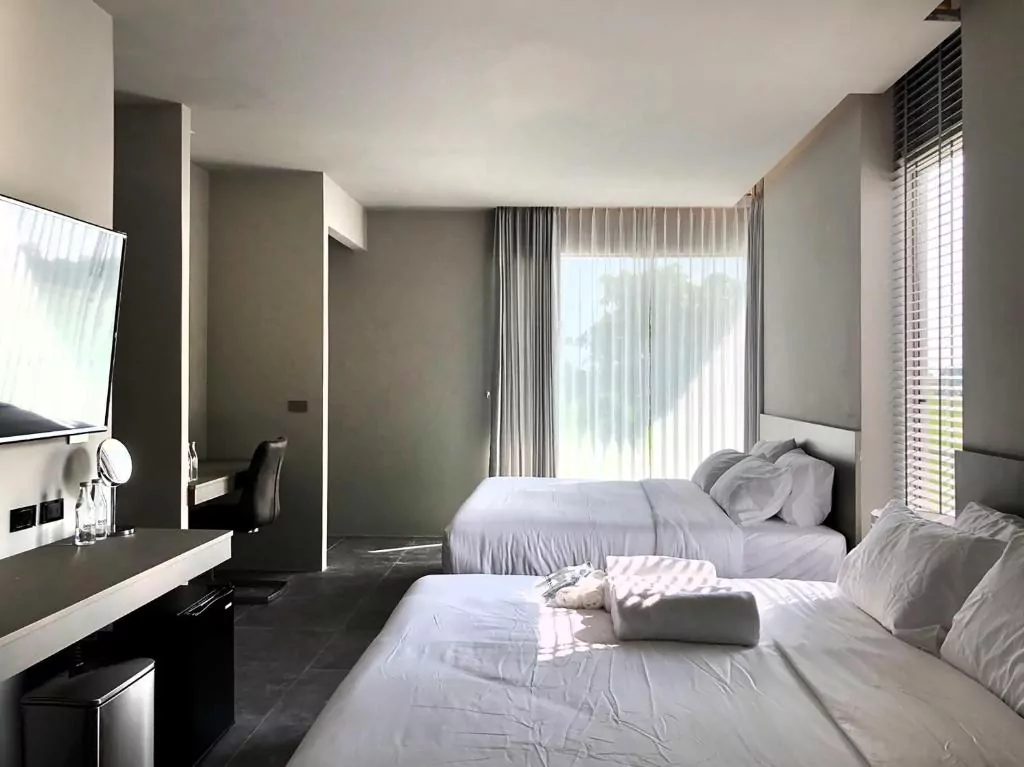 Chiang Rai hotel pokój telewizor pościel krzesło stół 