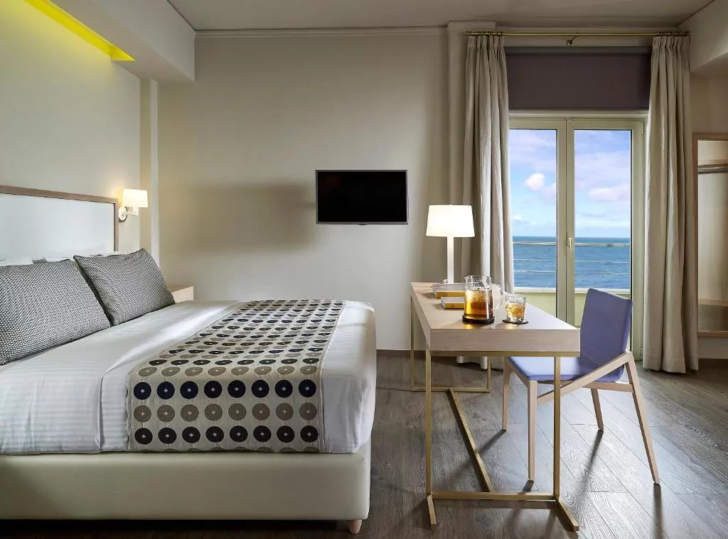 pokój hotelowy łóżka nocleg blisko plaży w chanii