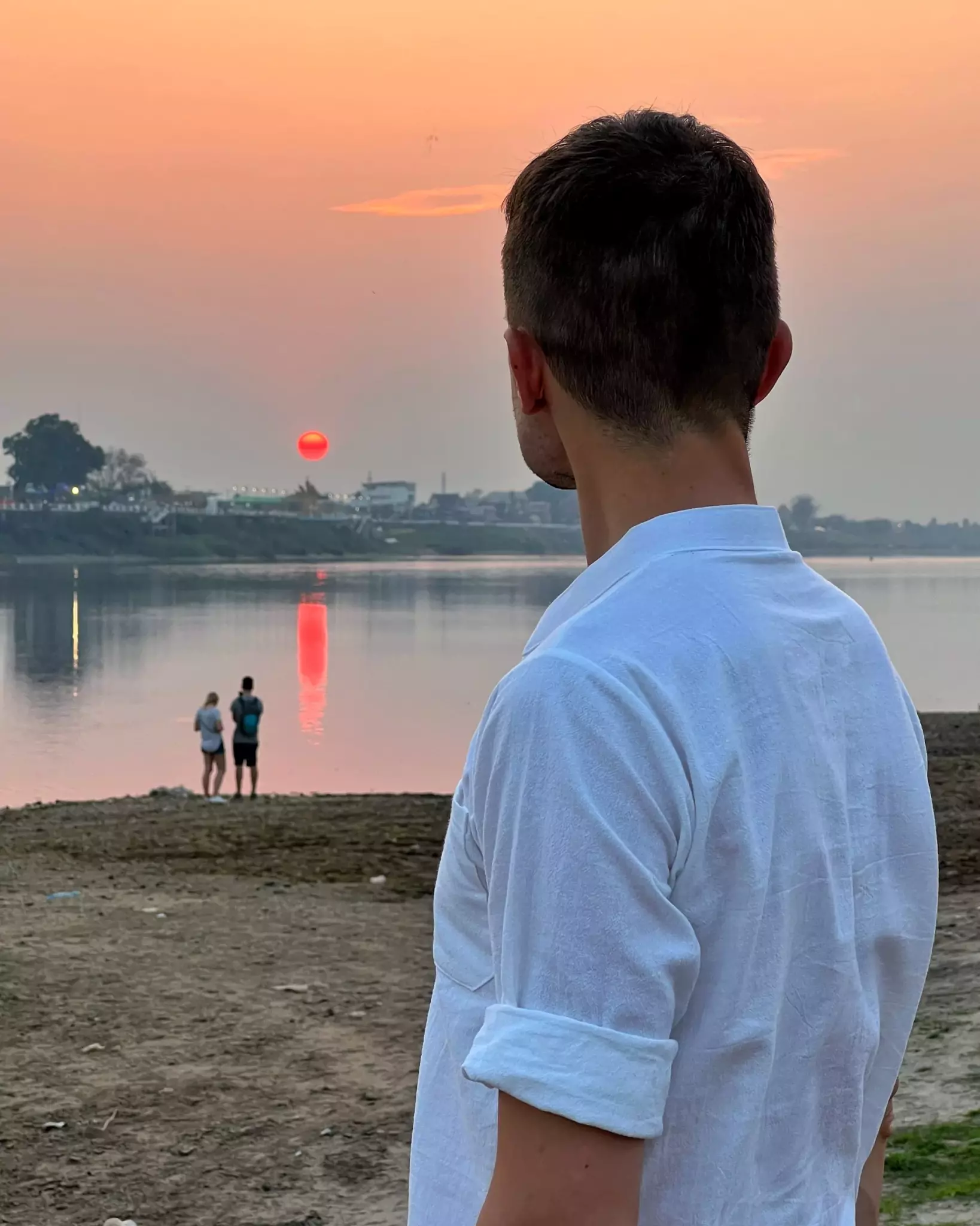 Laos zachód słońca chłopak