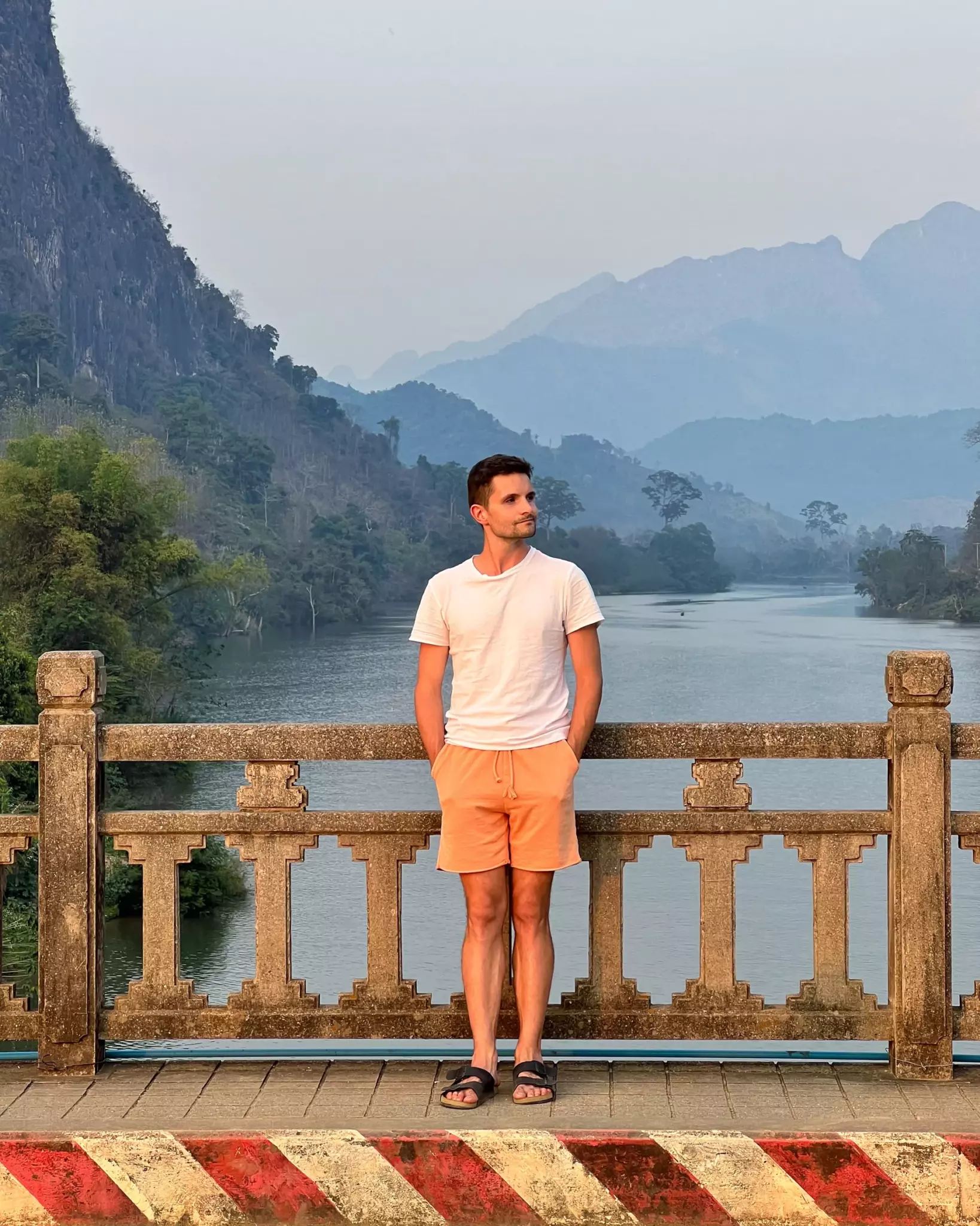 laos Bartek na tle gór