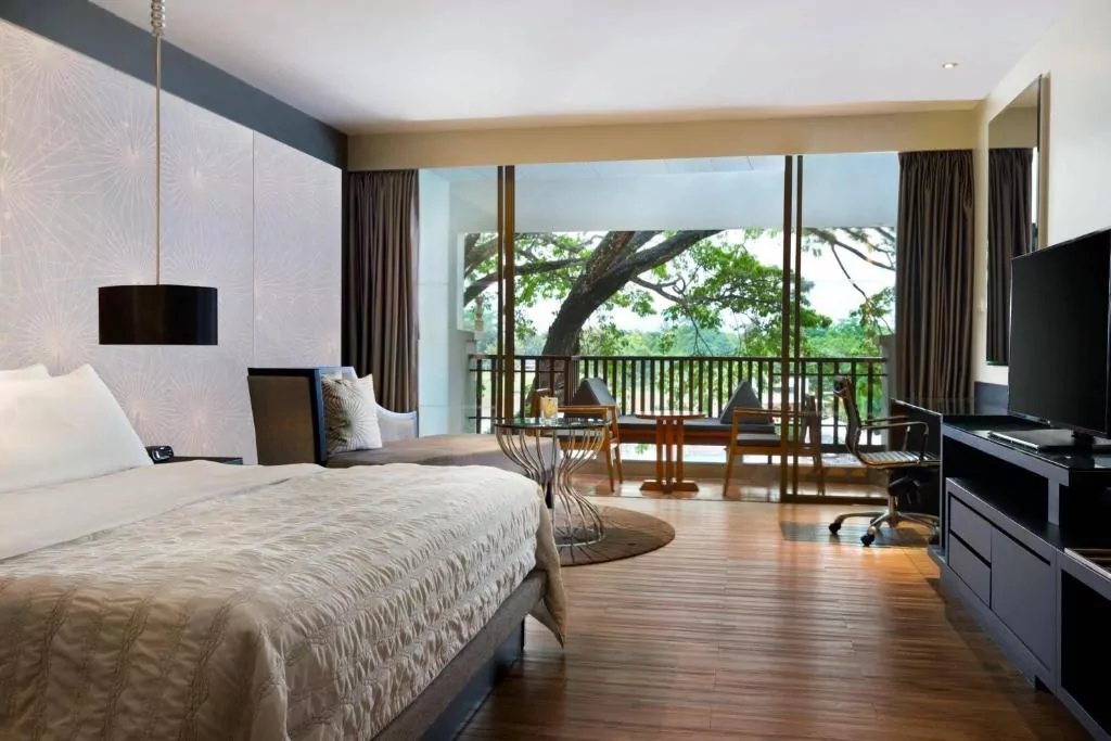 Chiang Rai hotel pokój łóżko telewizor krzesła komoda okno balkon
