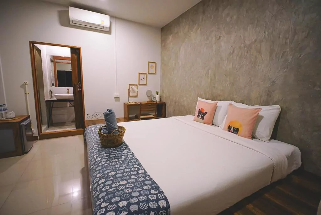 Chiang Rai hotel pokój łóżko pościel obrazy komoda 