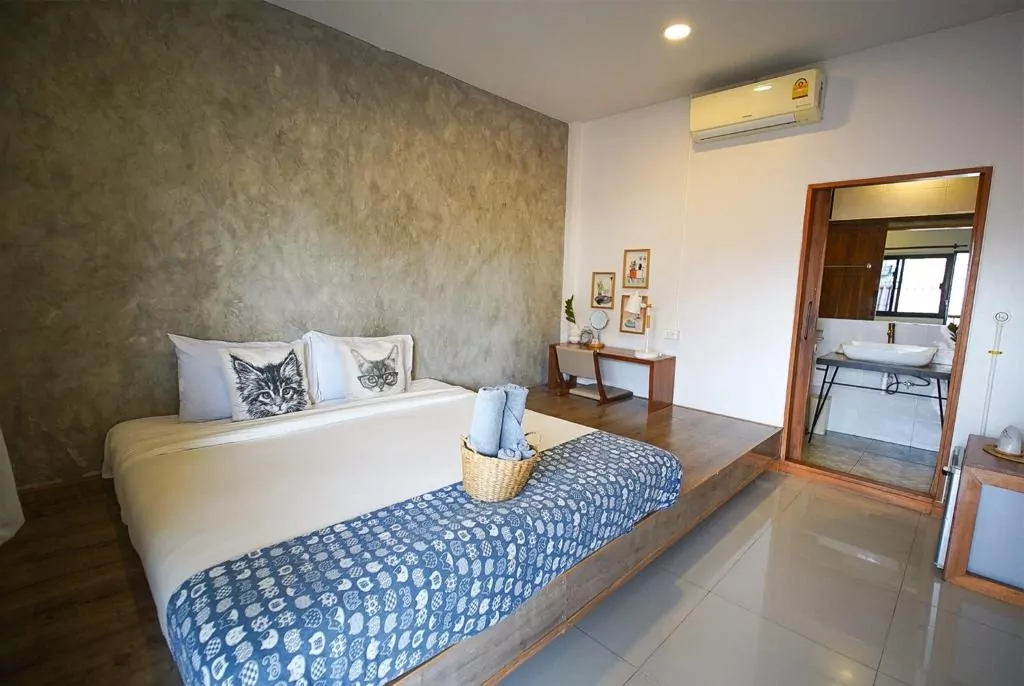 Chiang Rai hotel pokój łóżko pościel komoda krzesło drzwi