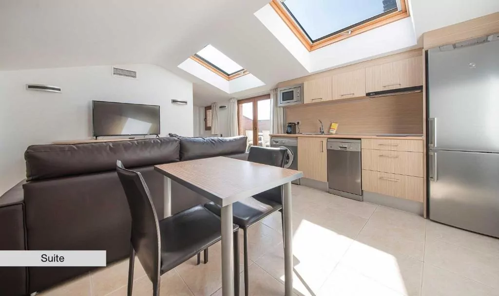 apartament kuchnia aneks kuchenny lodówka sofa stolik 