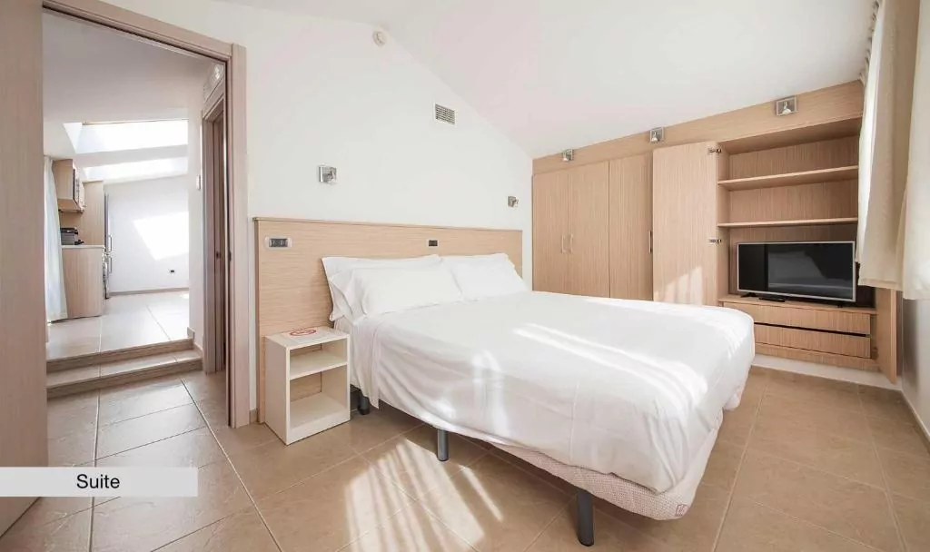 apartament łóżko telewizor szafa 