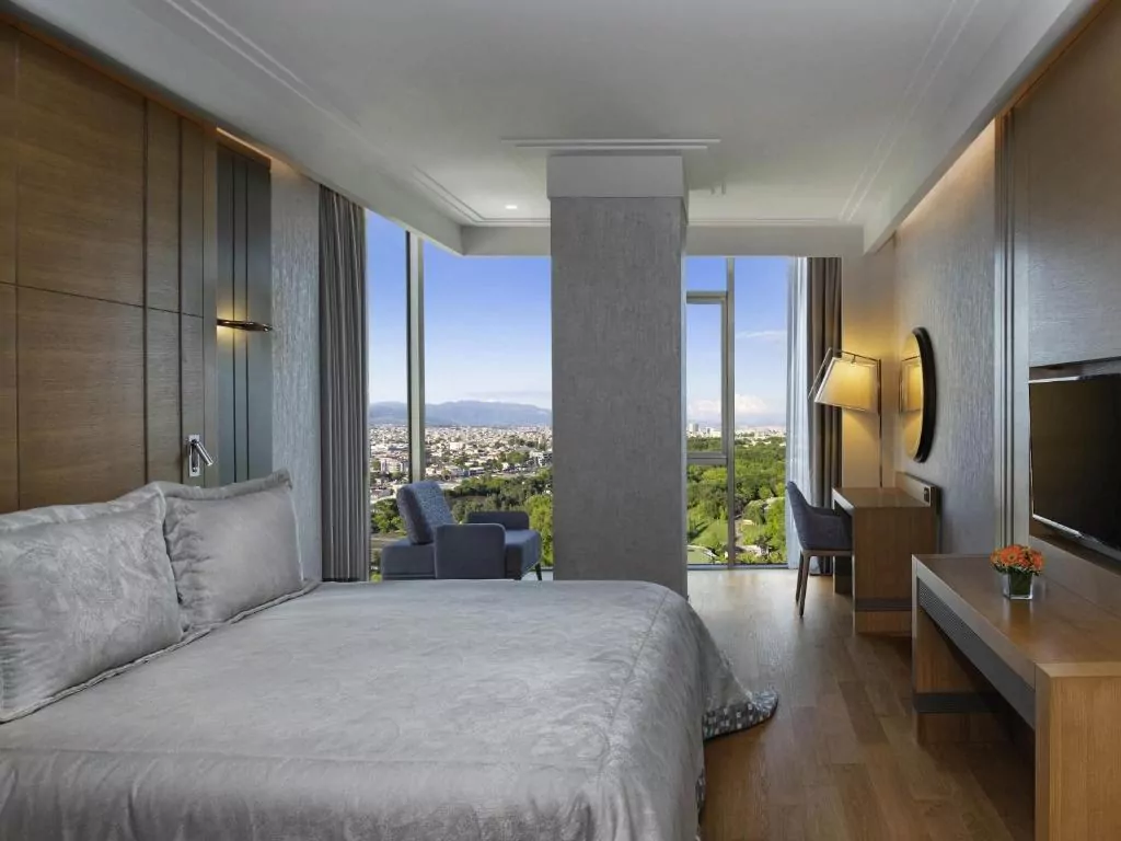 Bursa pokój łóżko telewizor komoda balkon