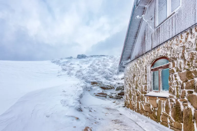 Bieszczady chata śnieg