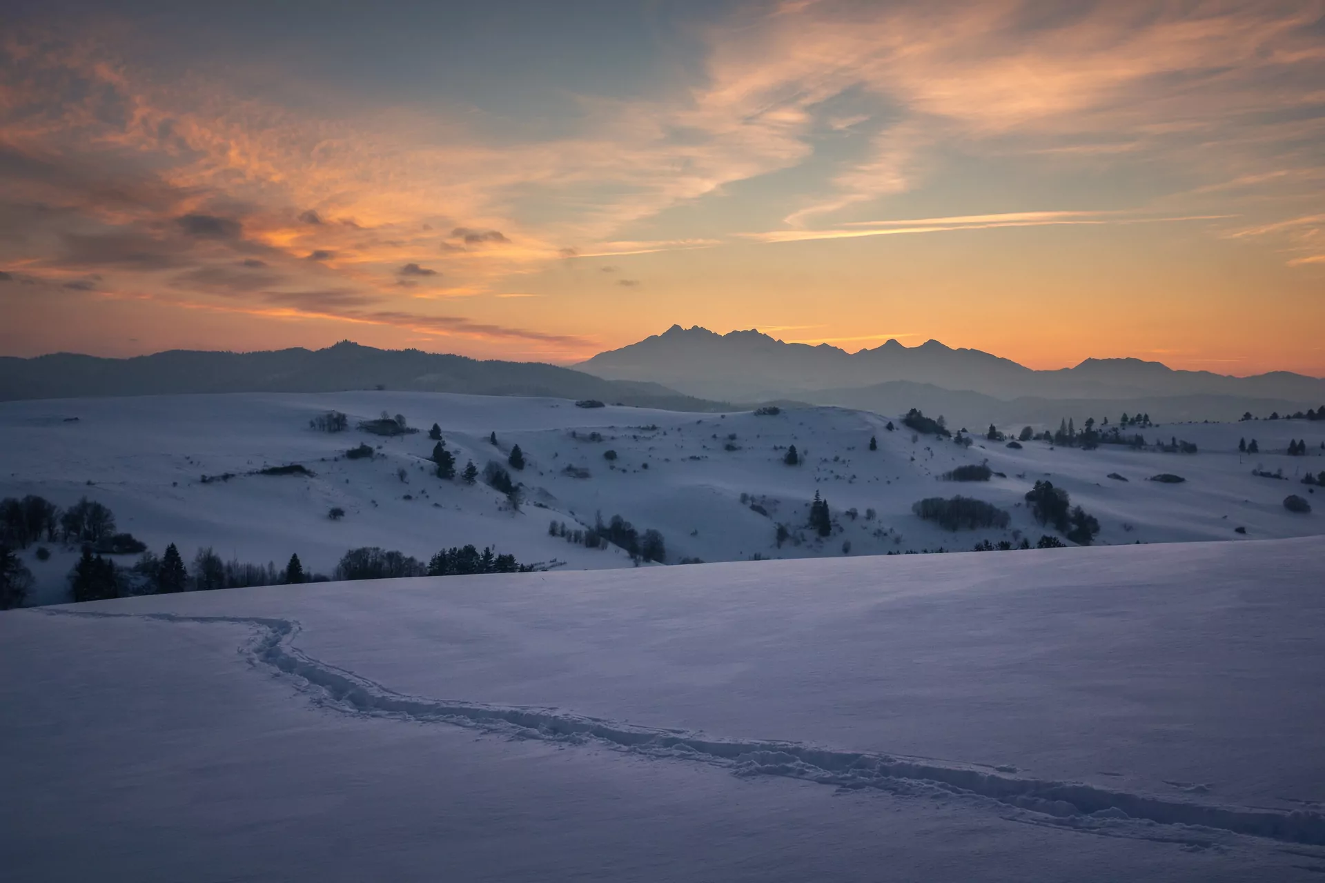 śnieg drzewa góry zachód słońca Pieniny zimą