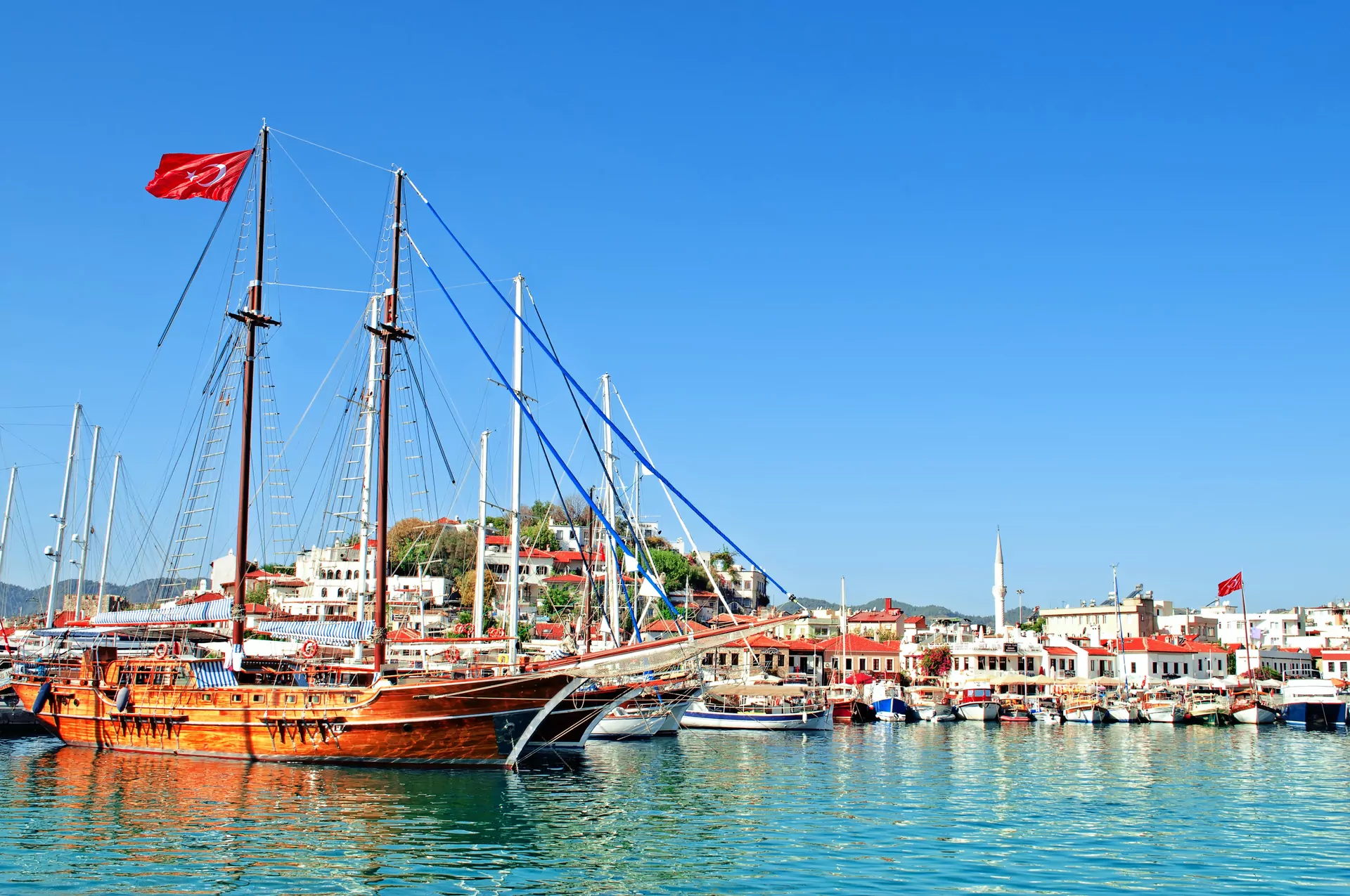 Marmaris miasto port statki flaga Turcji morze