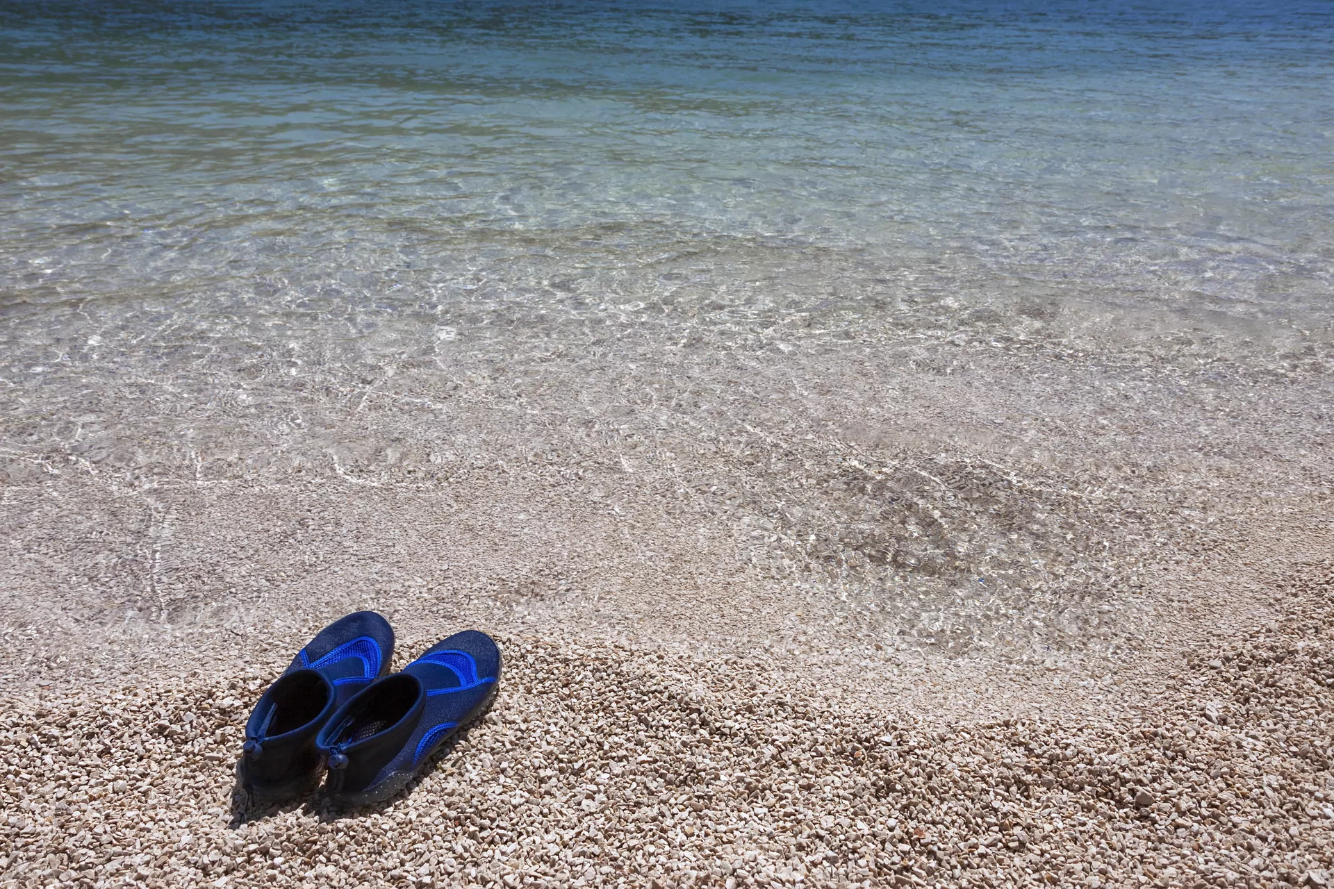 buty do pływania plaża morze kamyczki