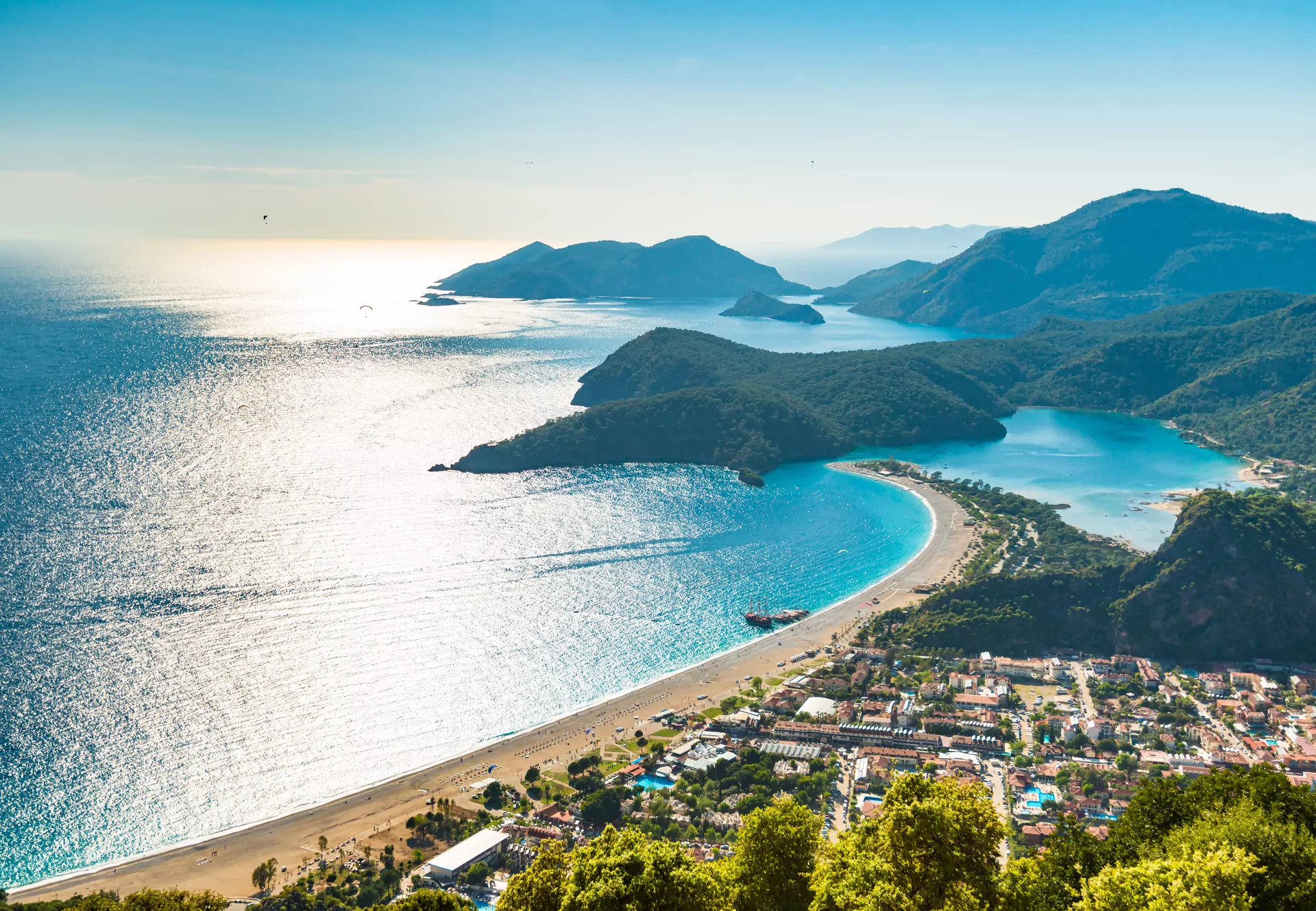 Plaża Ölüdeniz morze klify góry miasto