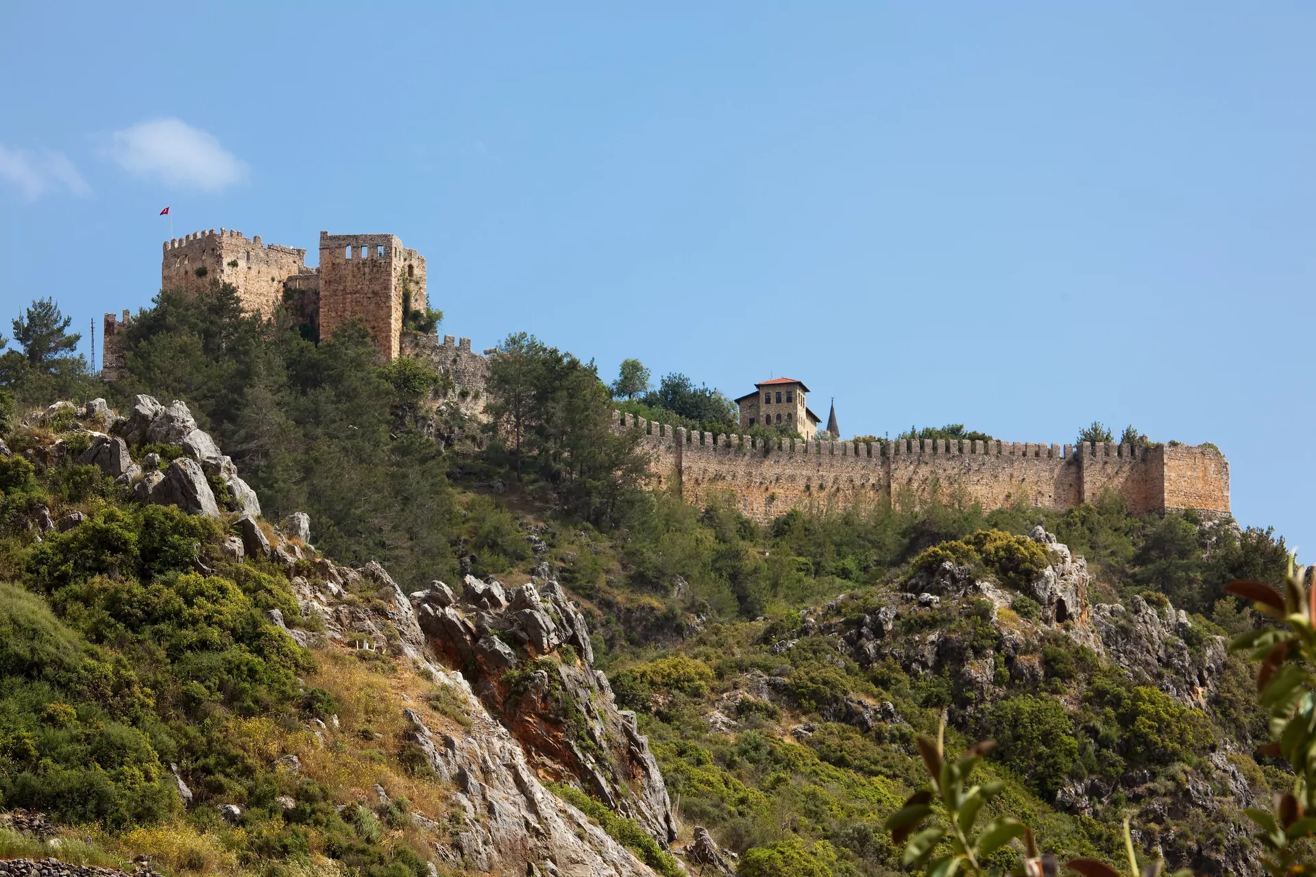 Alanya zamek mury skała drzewa