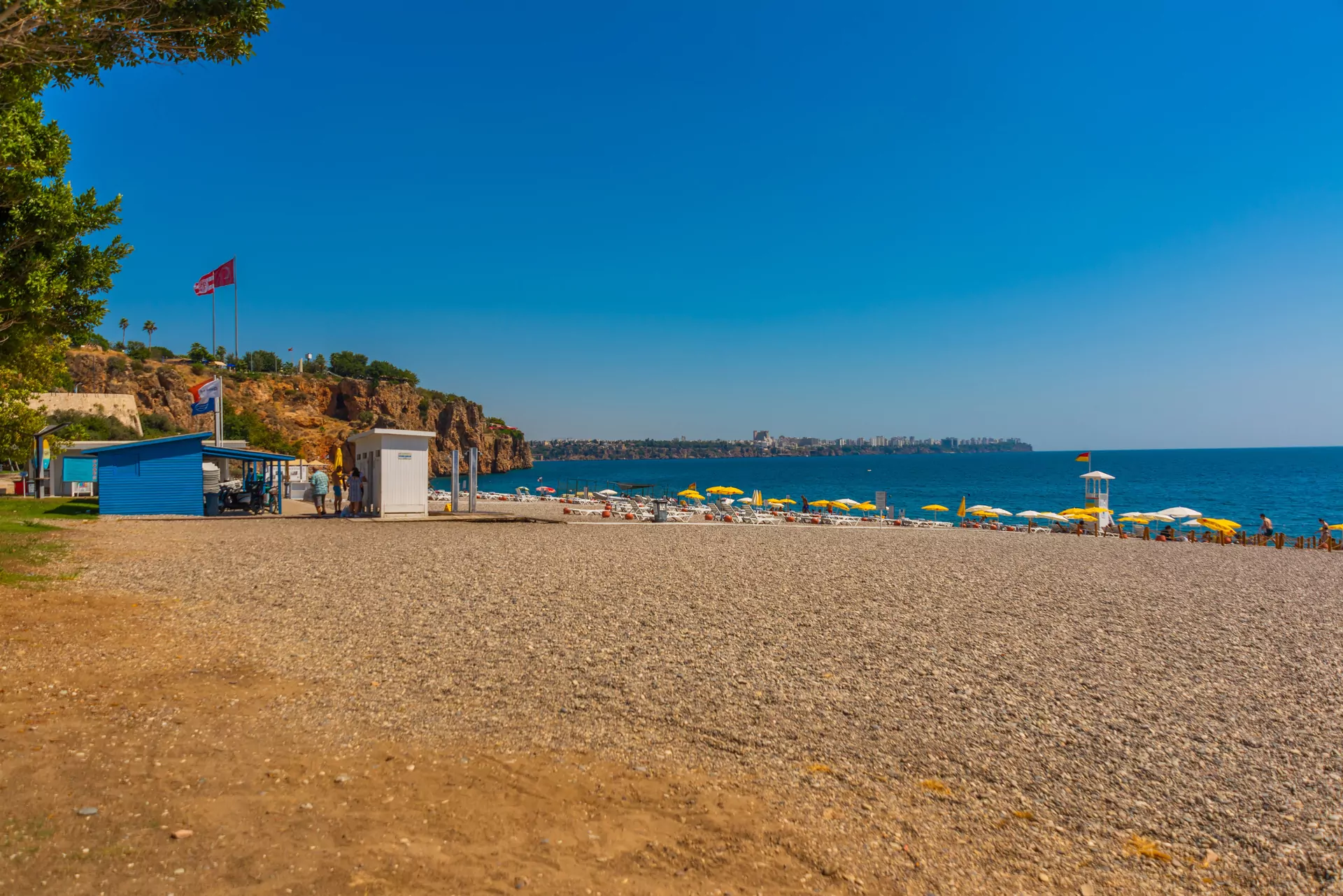 Plaża Konyaaltı morze Antalya leżaki parasole budka ratownika