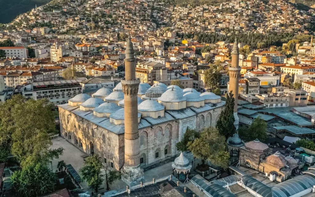 Bursa Wielki Meczet minarety kopuły miasto domy budynki