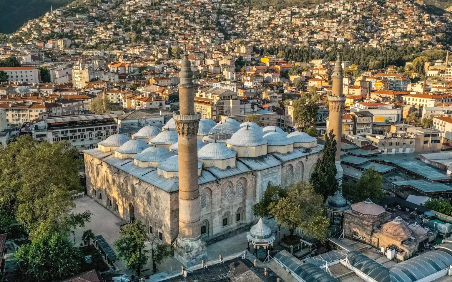 Bursa Wielki Meczet minarety kopuły miasto domy budynki