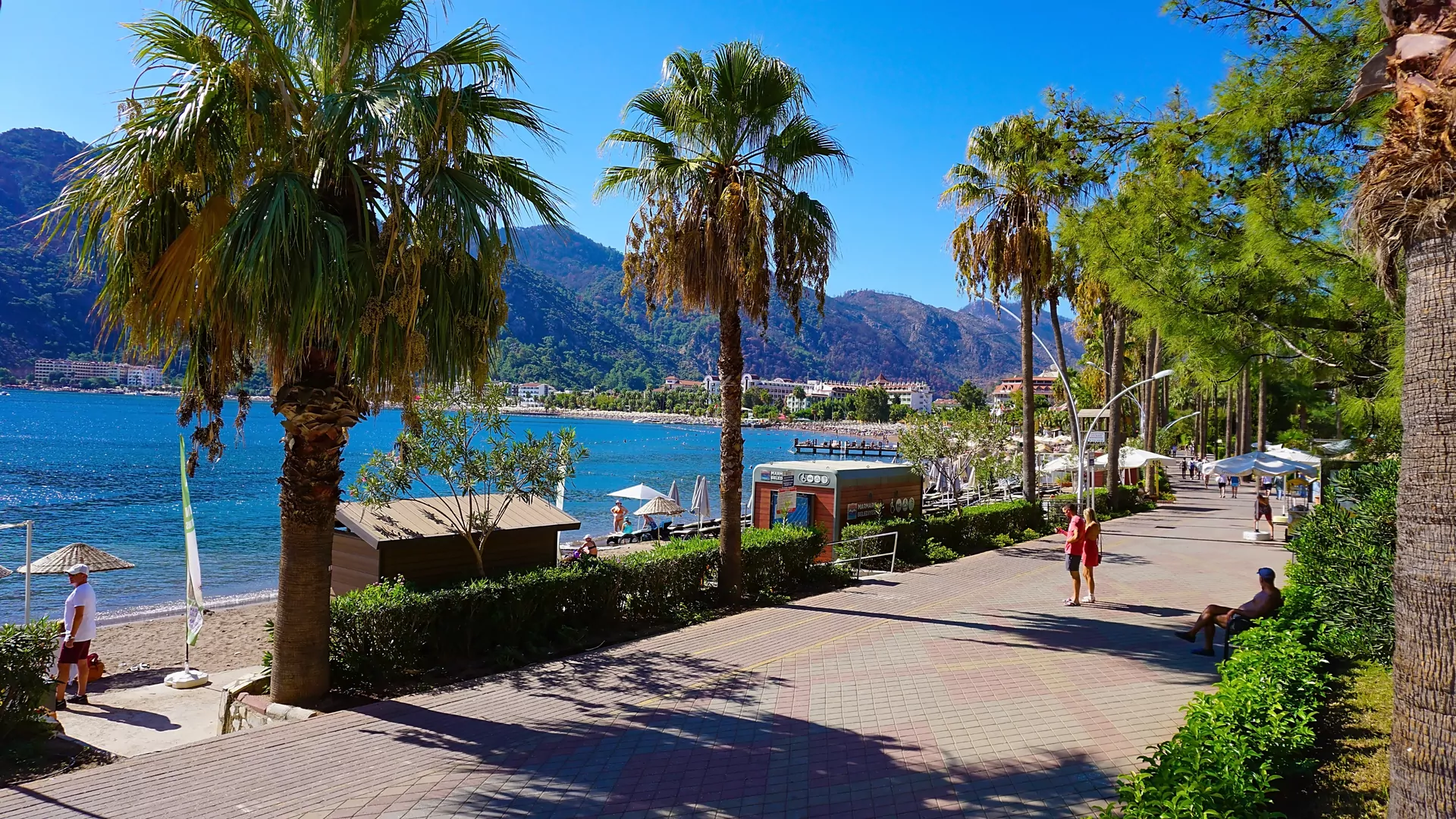 Plaża İçmeler palmy promenada morze leżaki parasole