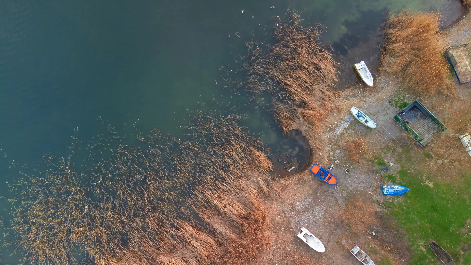 Jezioro Sapanca brzeg łódki plaża