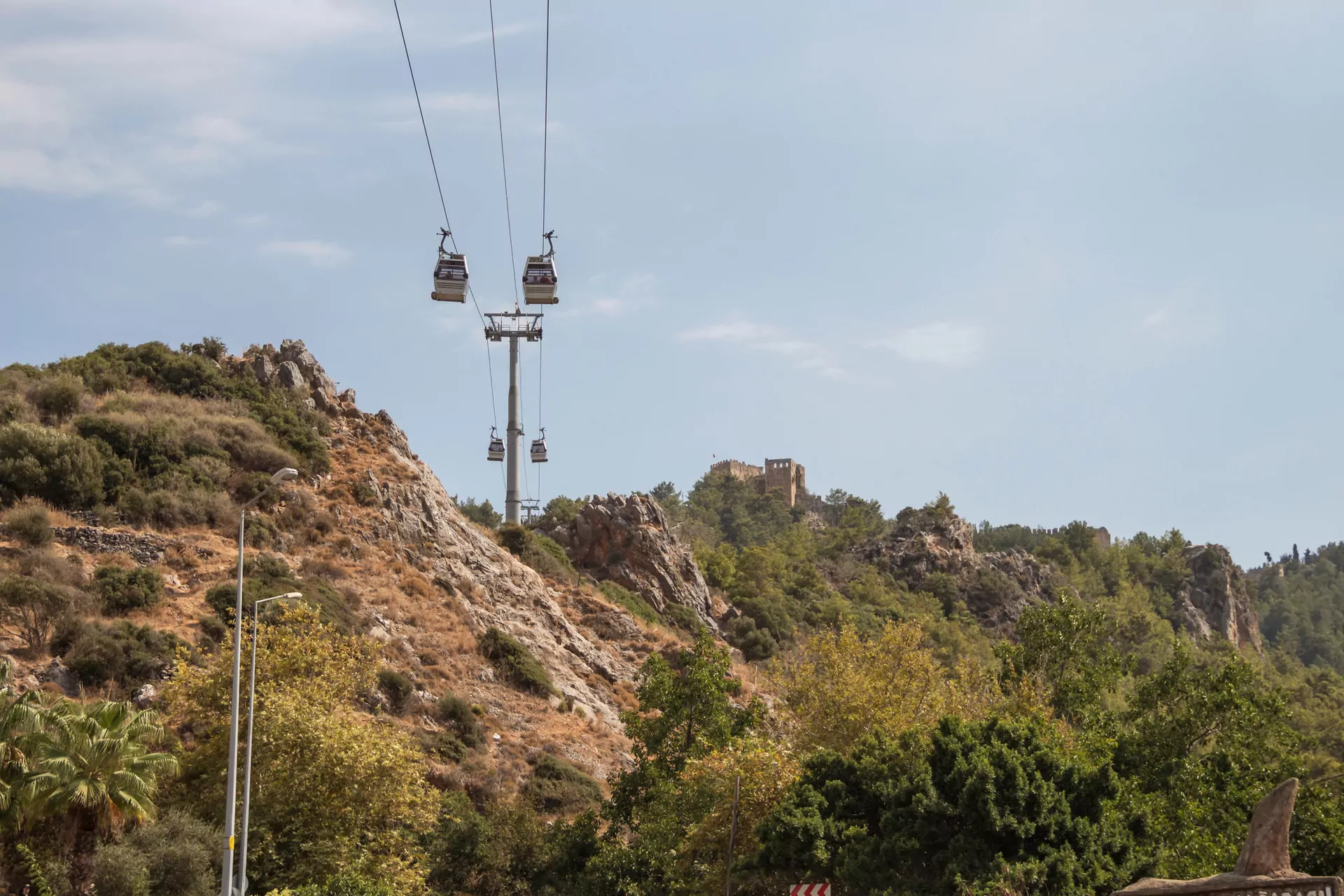 Alanya kolejka linowa wagoniki góra skały drzewa