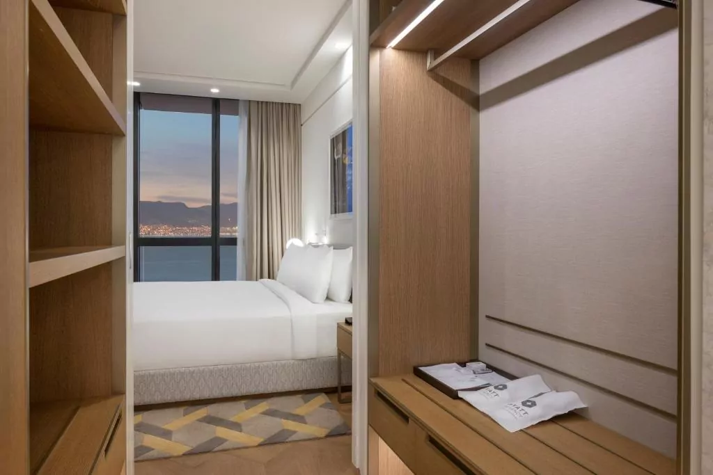 hotel Izmir łóżko szafa