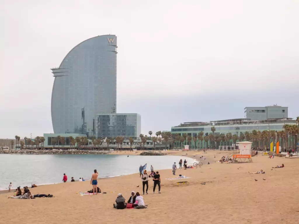 Barcelona plaża morze budynek ludzie