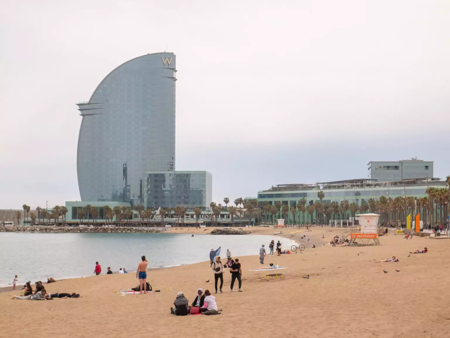 Barcelona plaża morze budynek ludzie