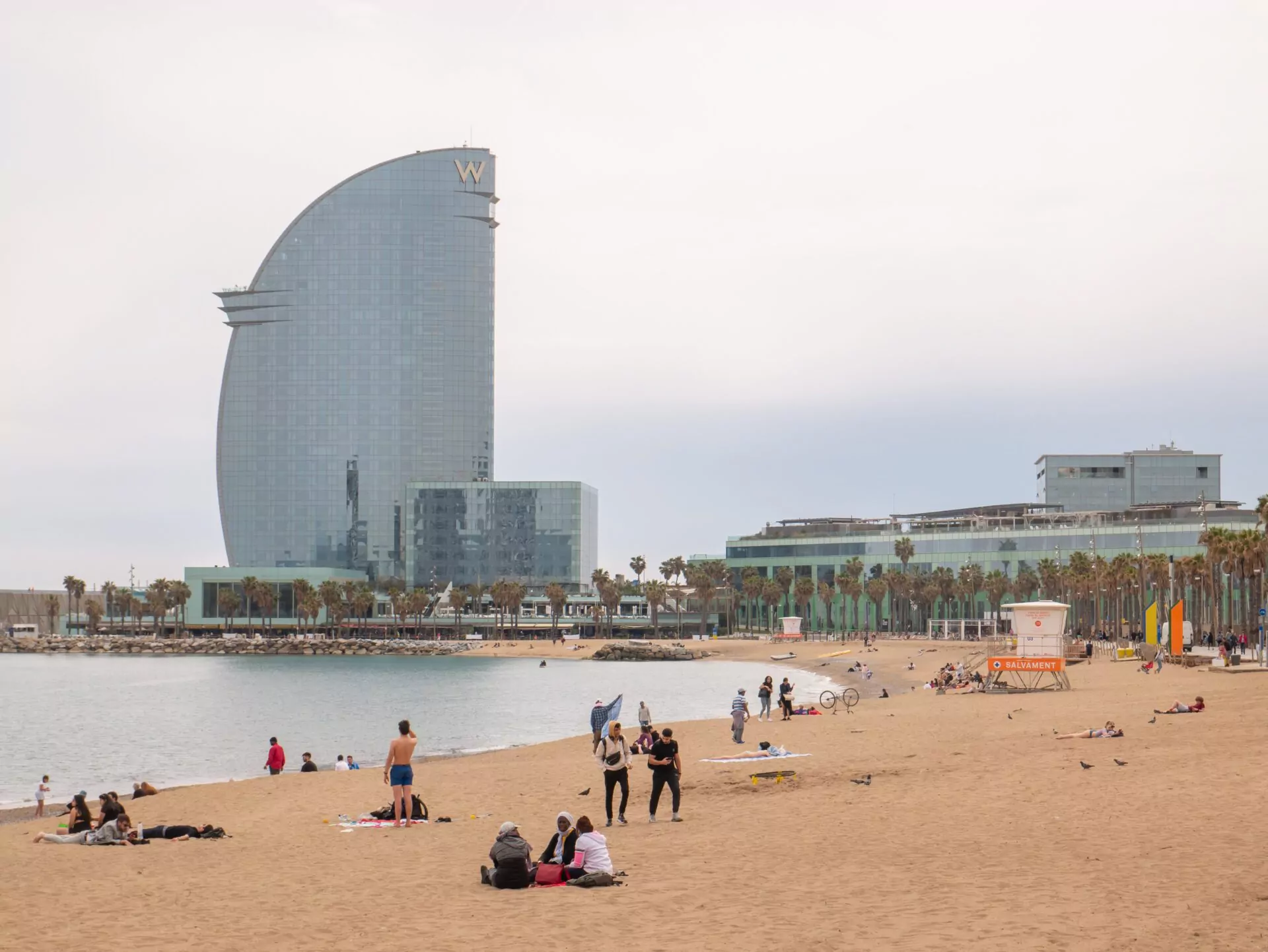 Barcelona plaża morze budynek ludzie