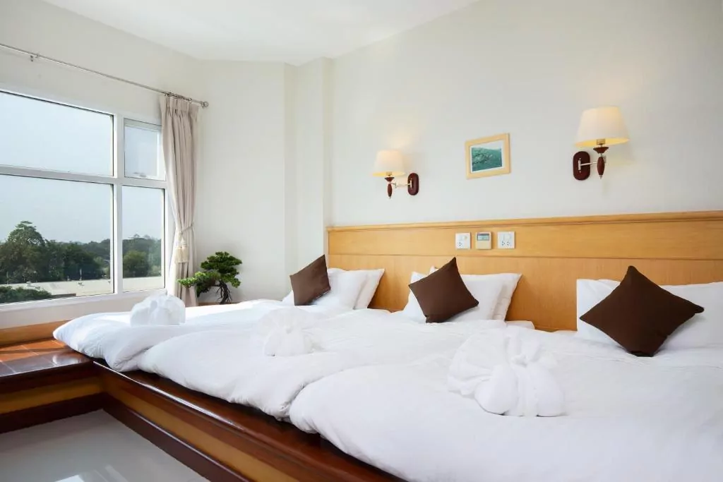 pokój hotelowy w kanchanaburi blisko mostu na rzece kwai atrakcji kanchanaburi