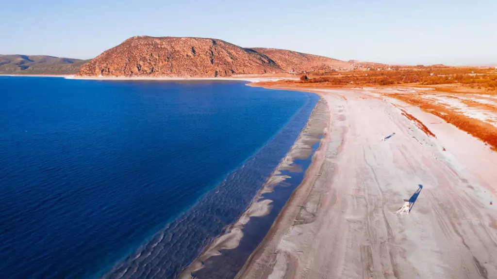 Jezioro Salda plaża góry woda budki ratownicze